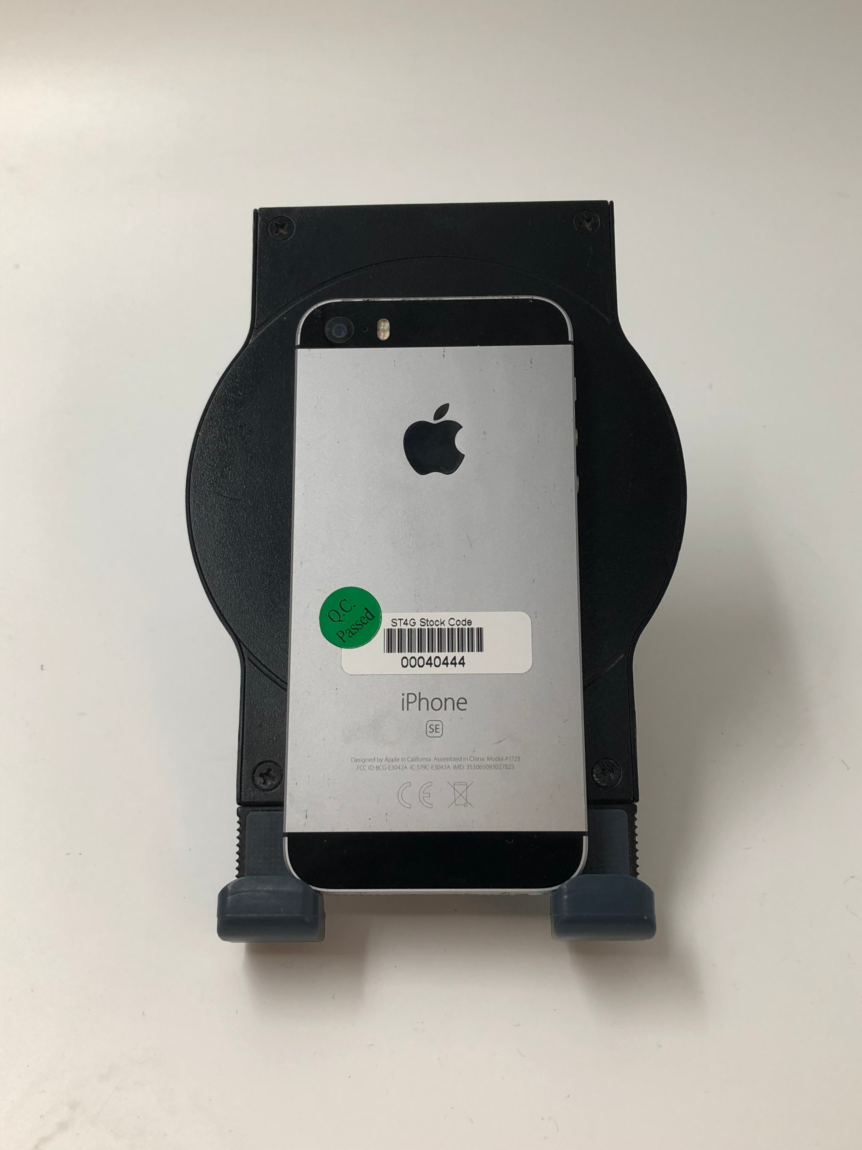 Apple iPhone SE (2016), 4" Screen, 32GB Storage, A9 Chipset, Silver/Black