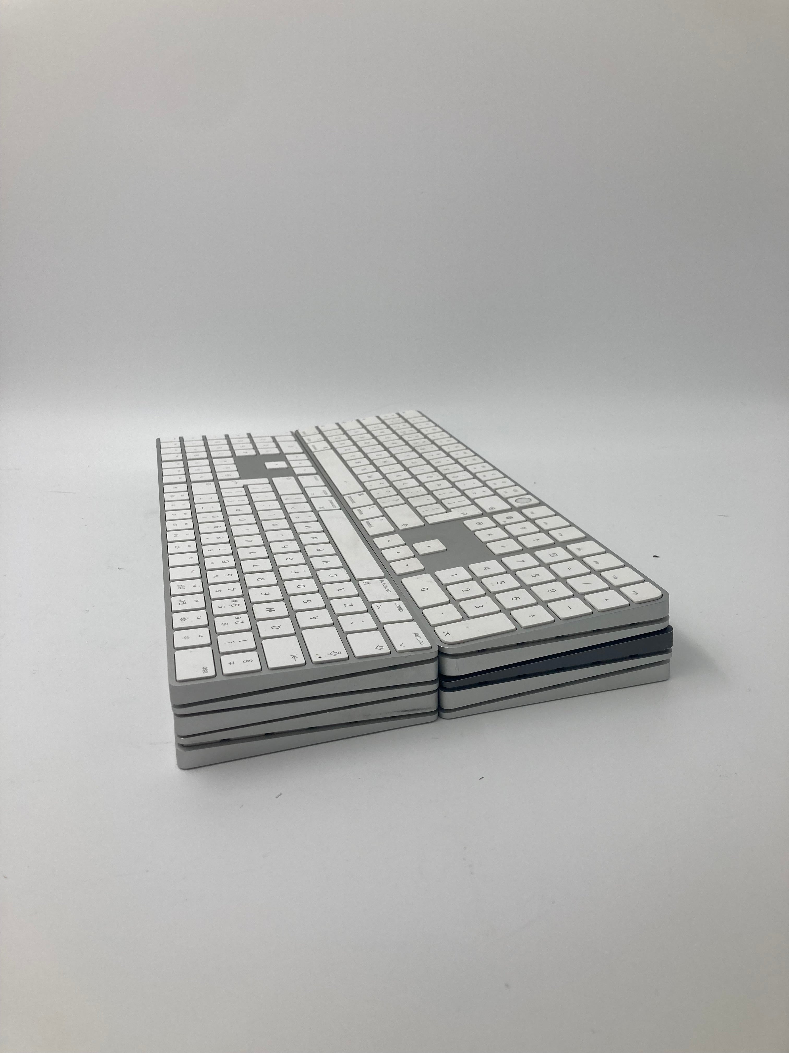 Batch of 10 Apple Magic Keyboard (8 A1843, 2 A2520) 2 With Touch ID QWERTY/UK