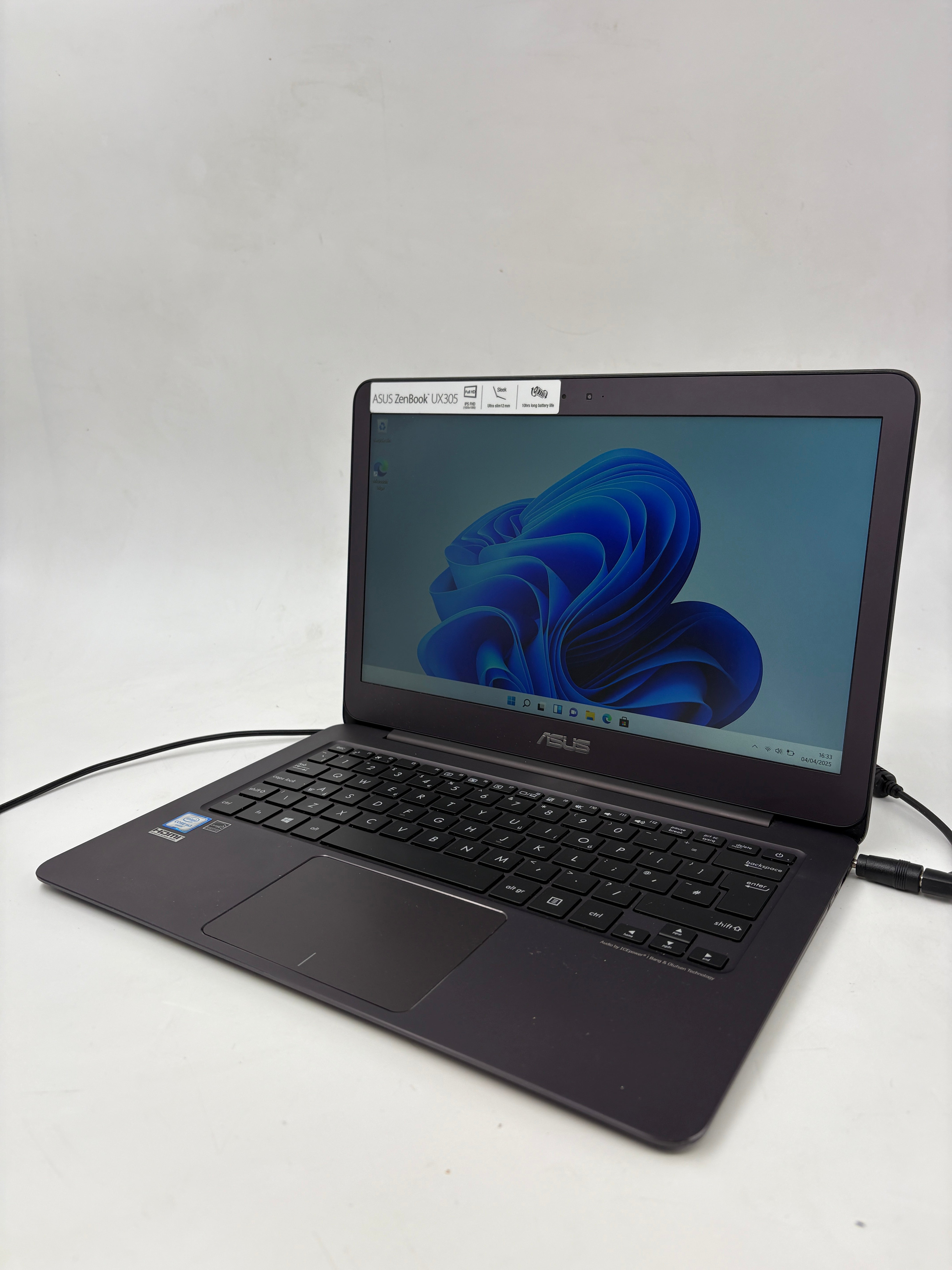 Asus Laptop ZenBook UX305 14" Screen m3-6Y30 8GB RAM 128GB SSD W11