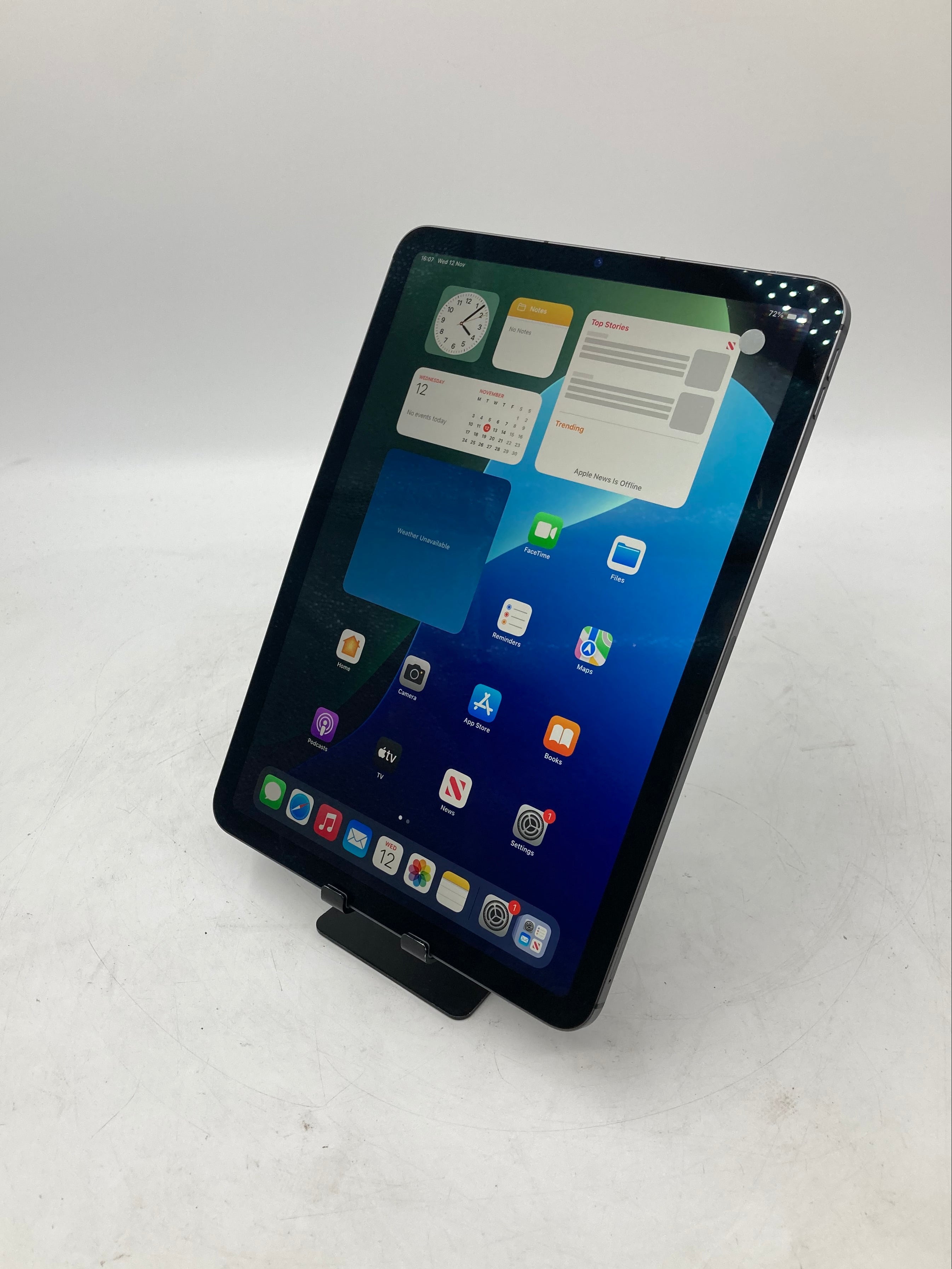 Apple iPad Air 5th Gen 10.9" Screen 64GB Storage Space Gray Unlocked *Spares*