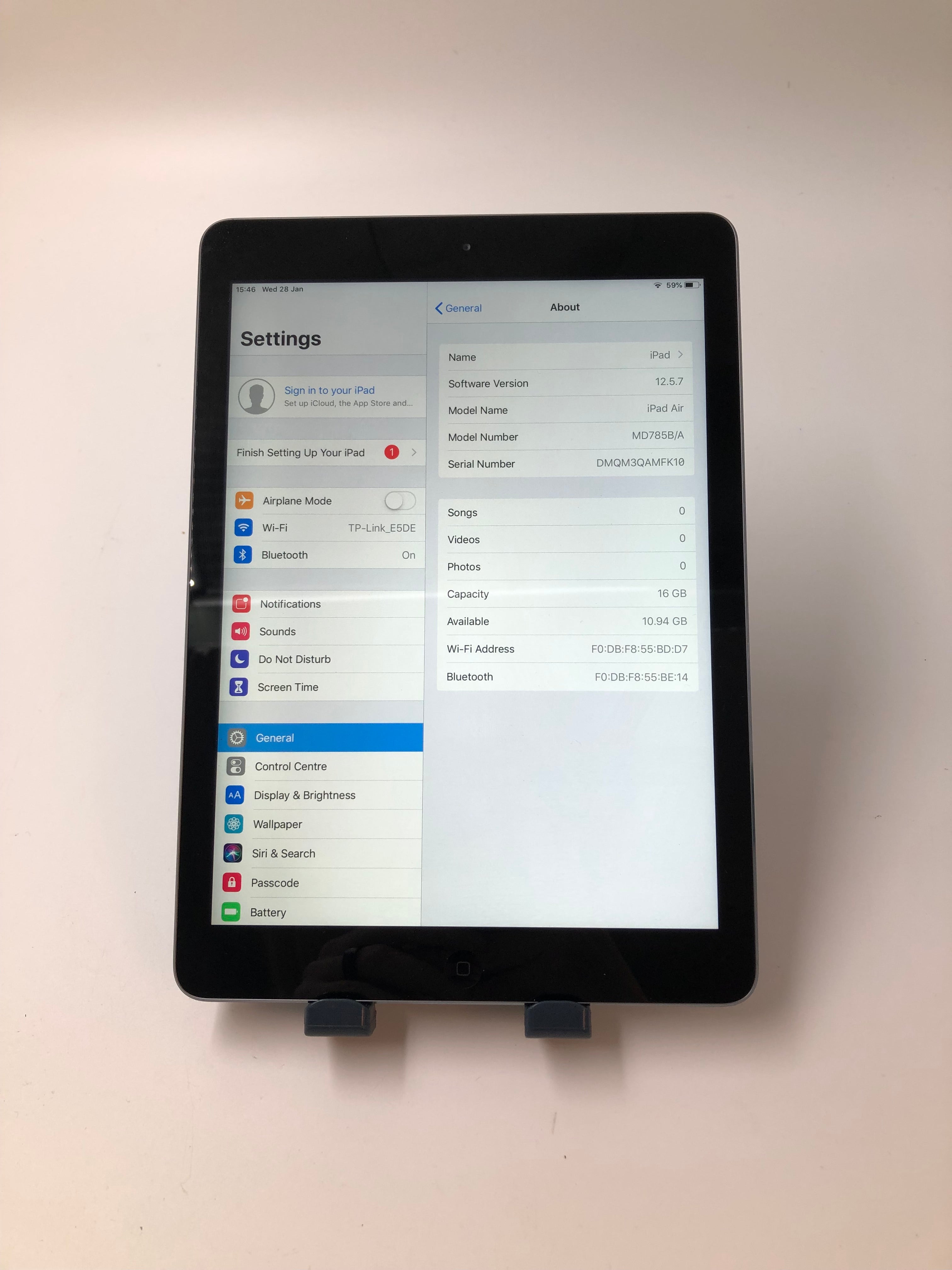 Refurbished Apple iPad Air (2013) 9.7" front view showing screen with specs