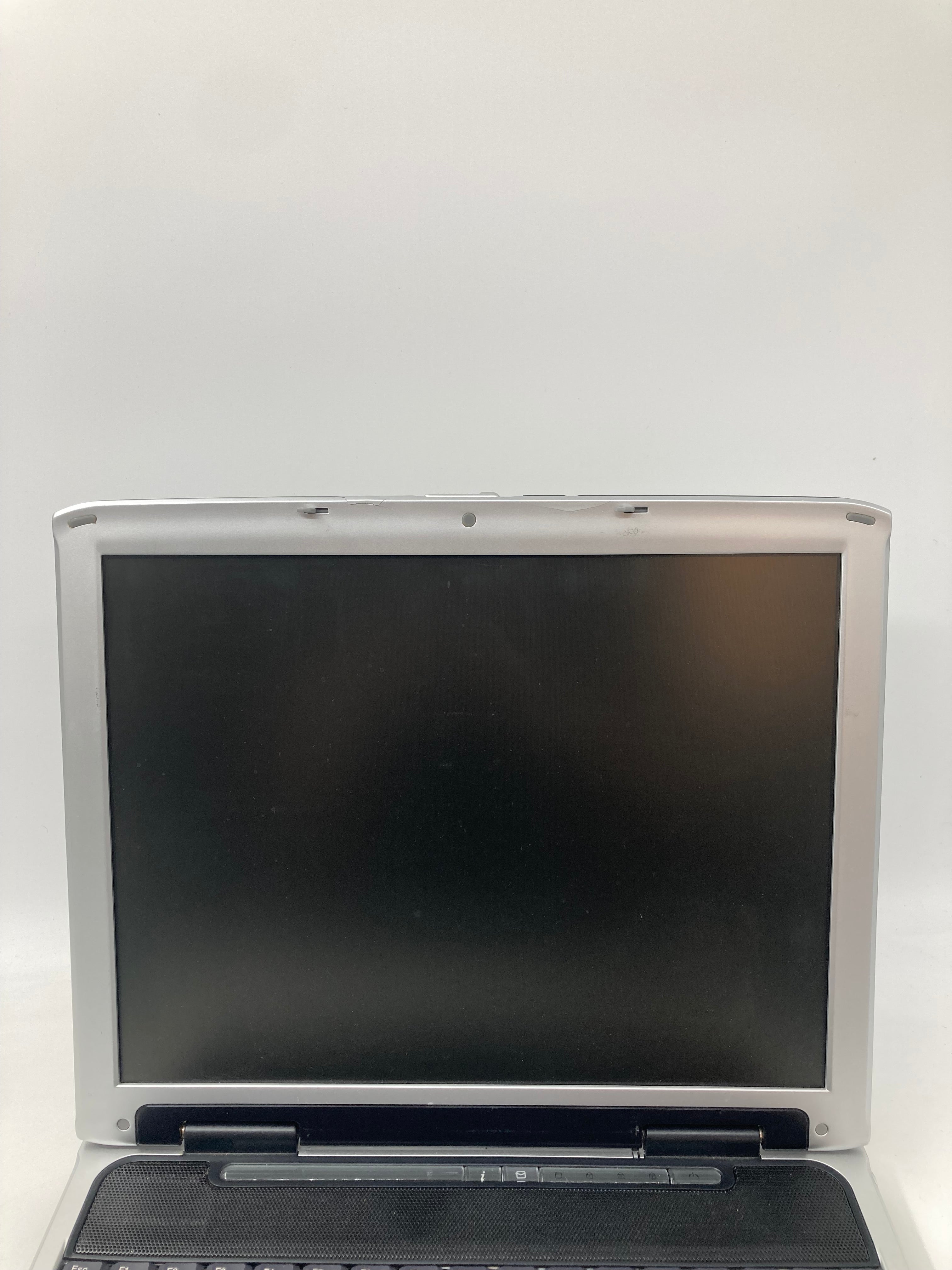 Advent 7100 15.6" Screen Pentium M725 No RAM No SSD No OS