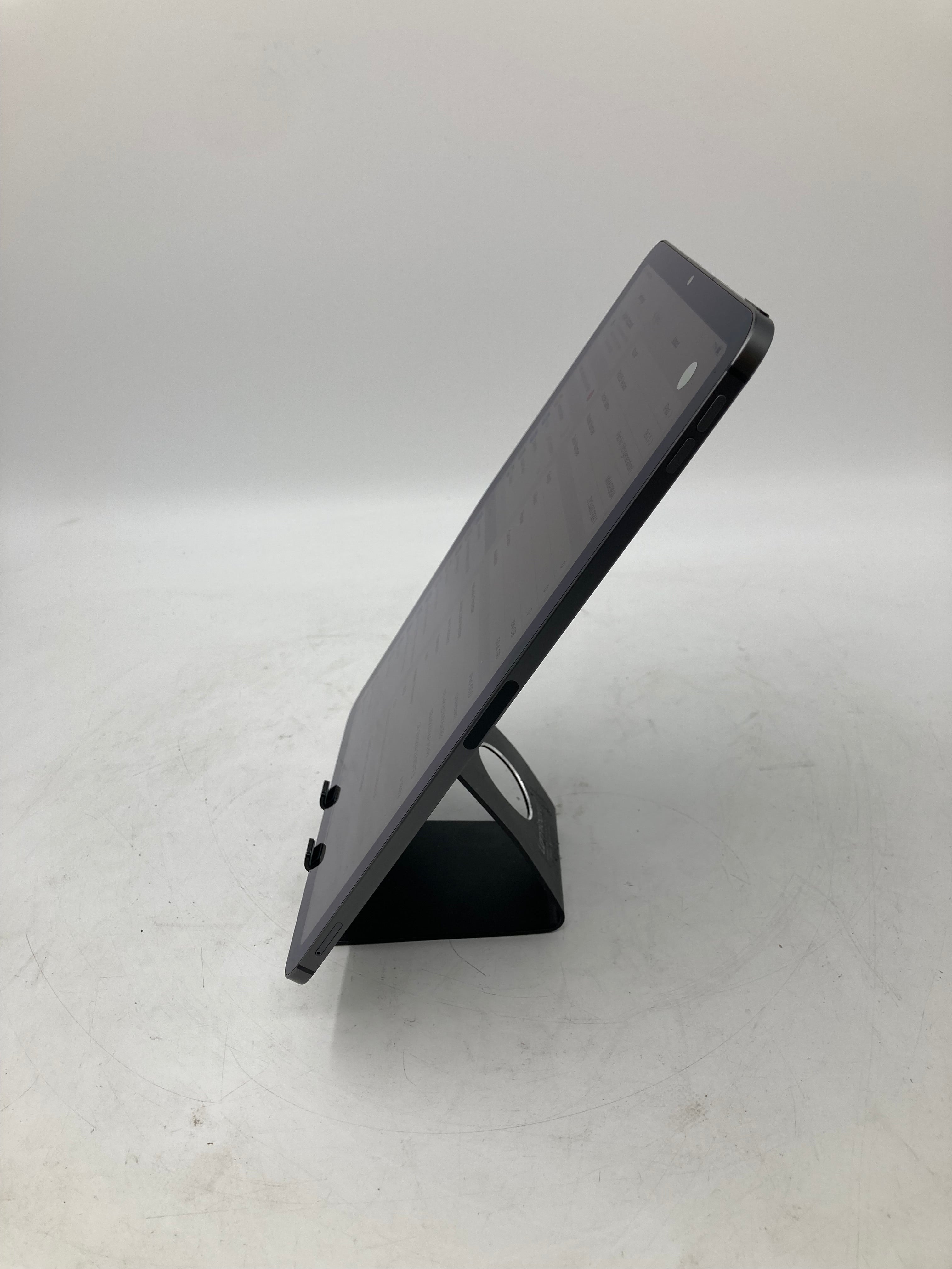 Apple iPad Air 5th Gen 10.9" Screen 64GB Storage Space Gray Unlocked *Spares*