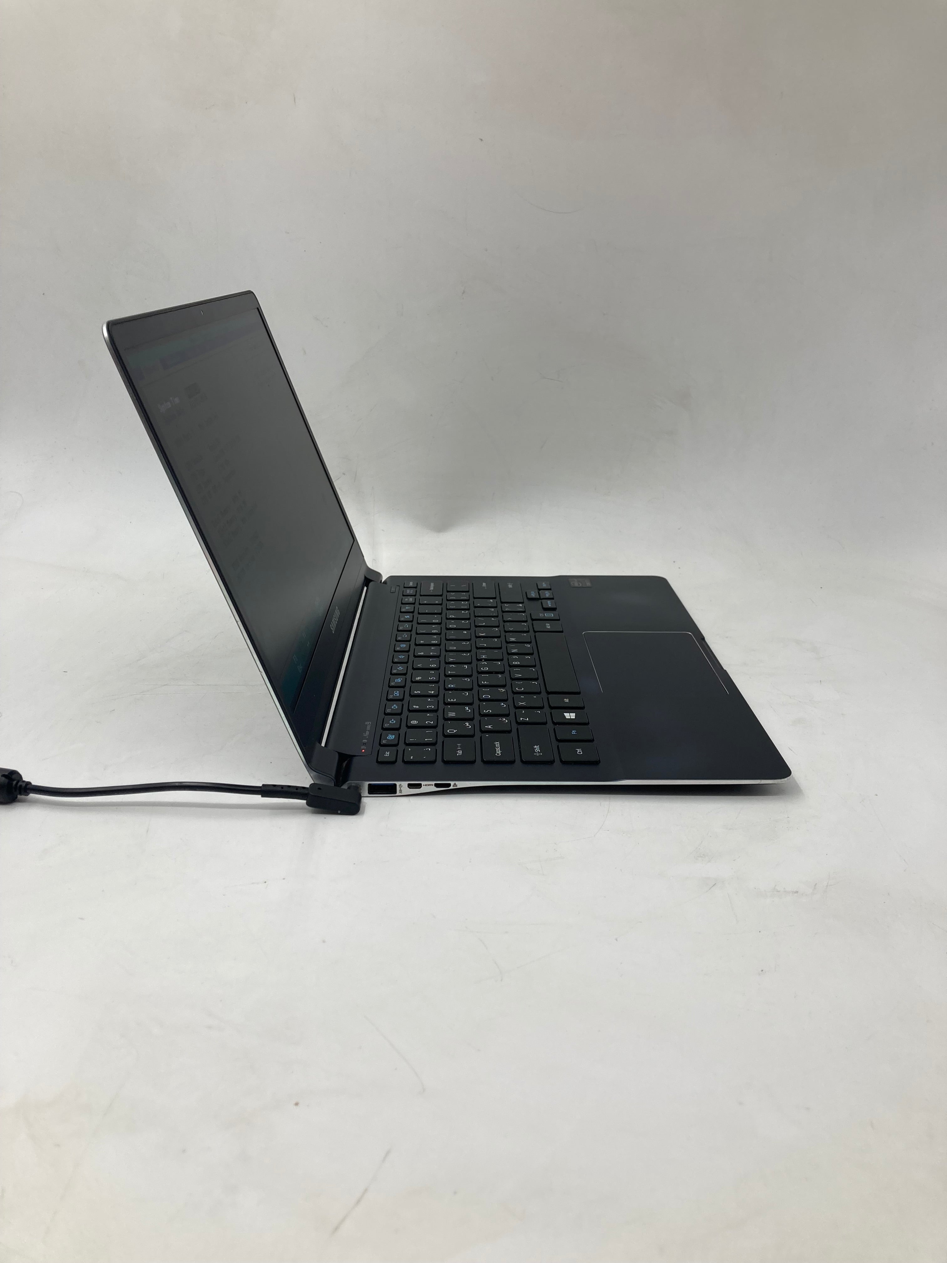 Samsung Laptop NP900X3C 13.3" Screen i7 3rd Gen 4GB Ram No Storage No OS