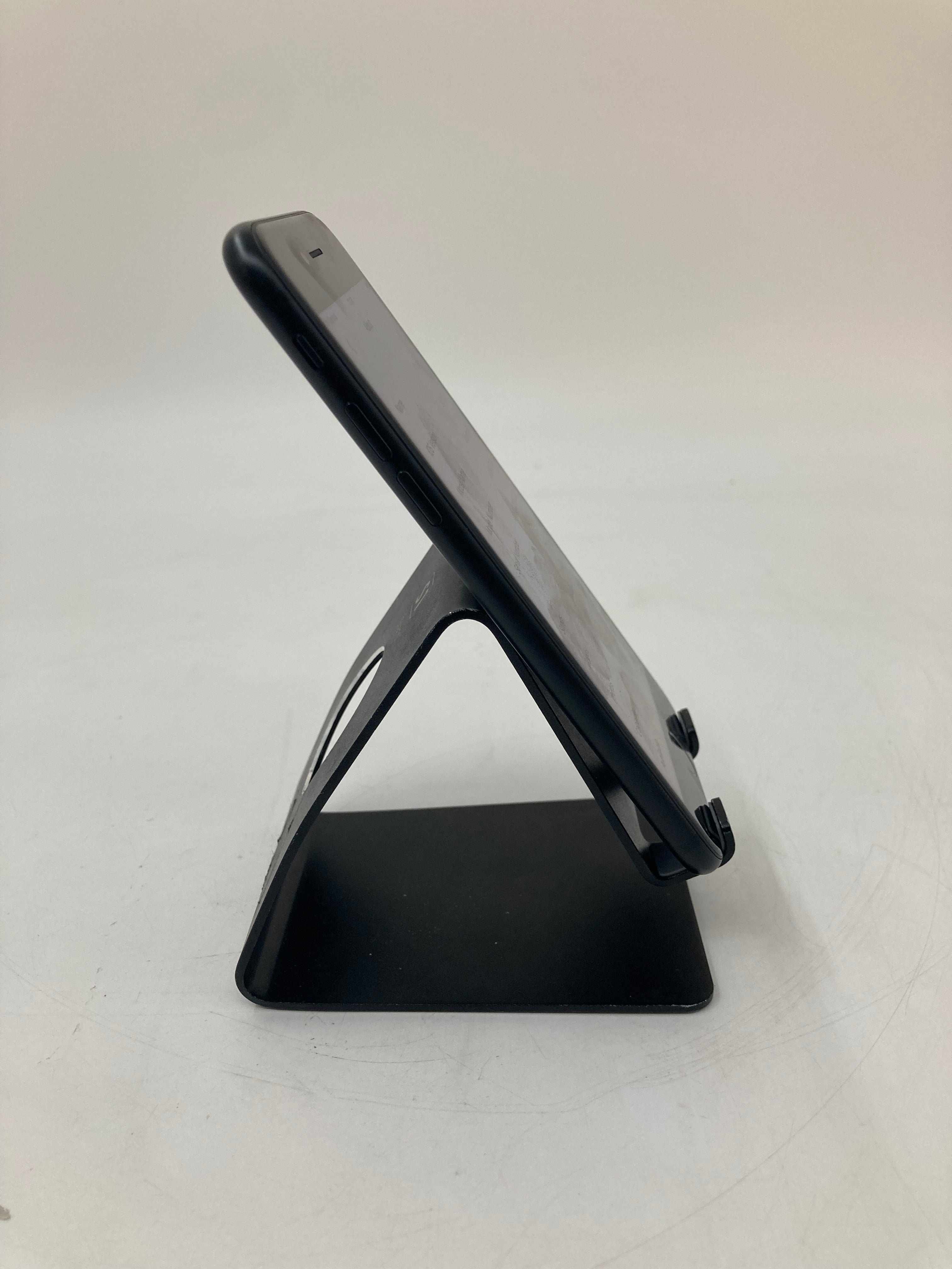 Apple iPhone SE 2nd Gen 2020 5" Screen 64GB Storage Black Unlocked 96%