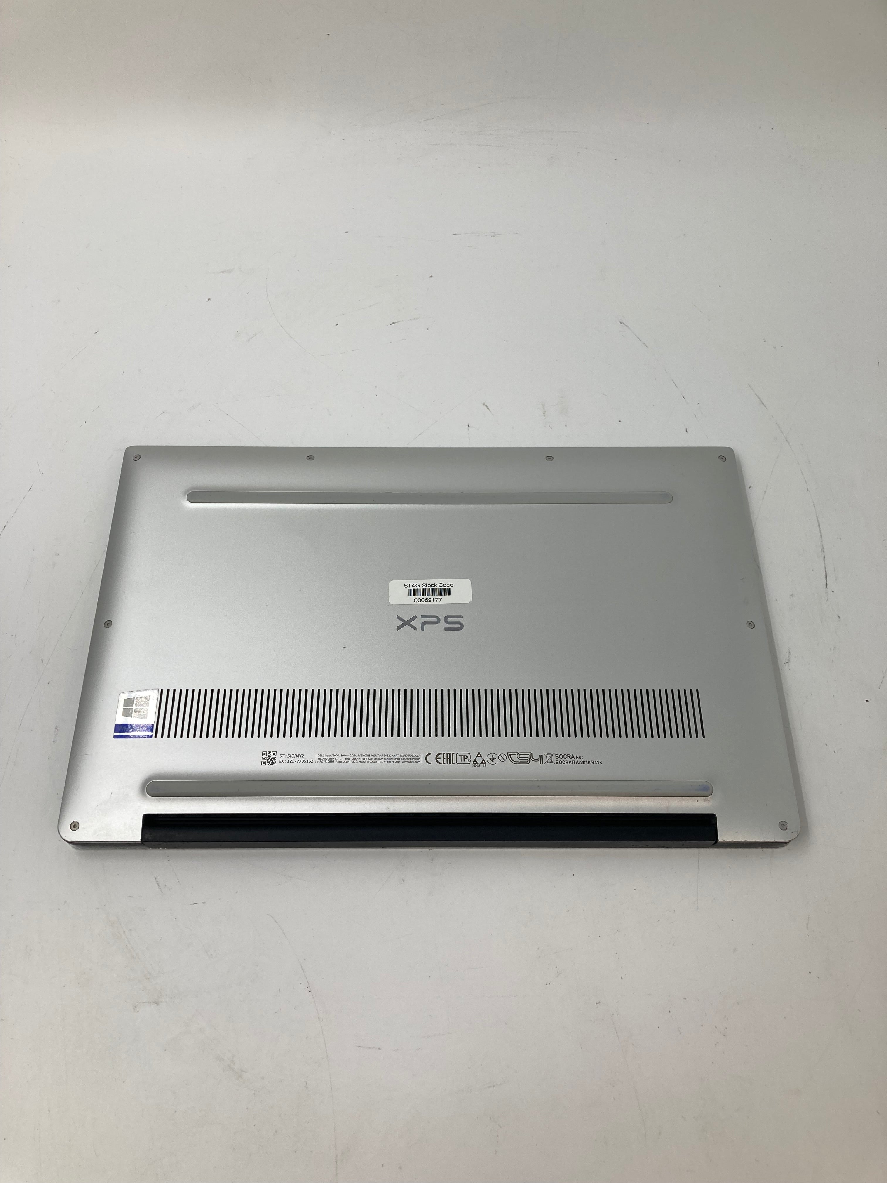 DELL XPS 13 7390, BOTTOM VIEW, XPS LOGO