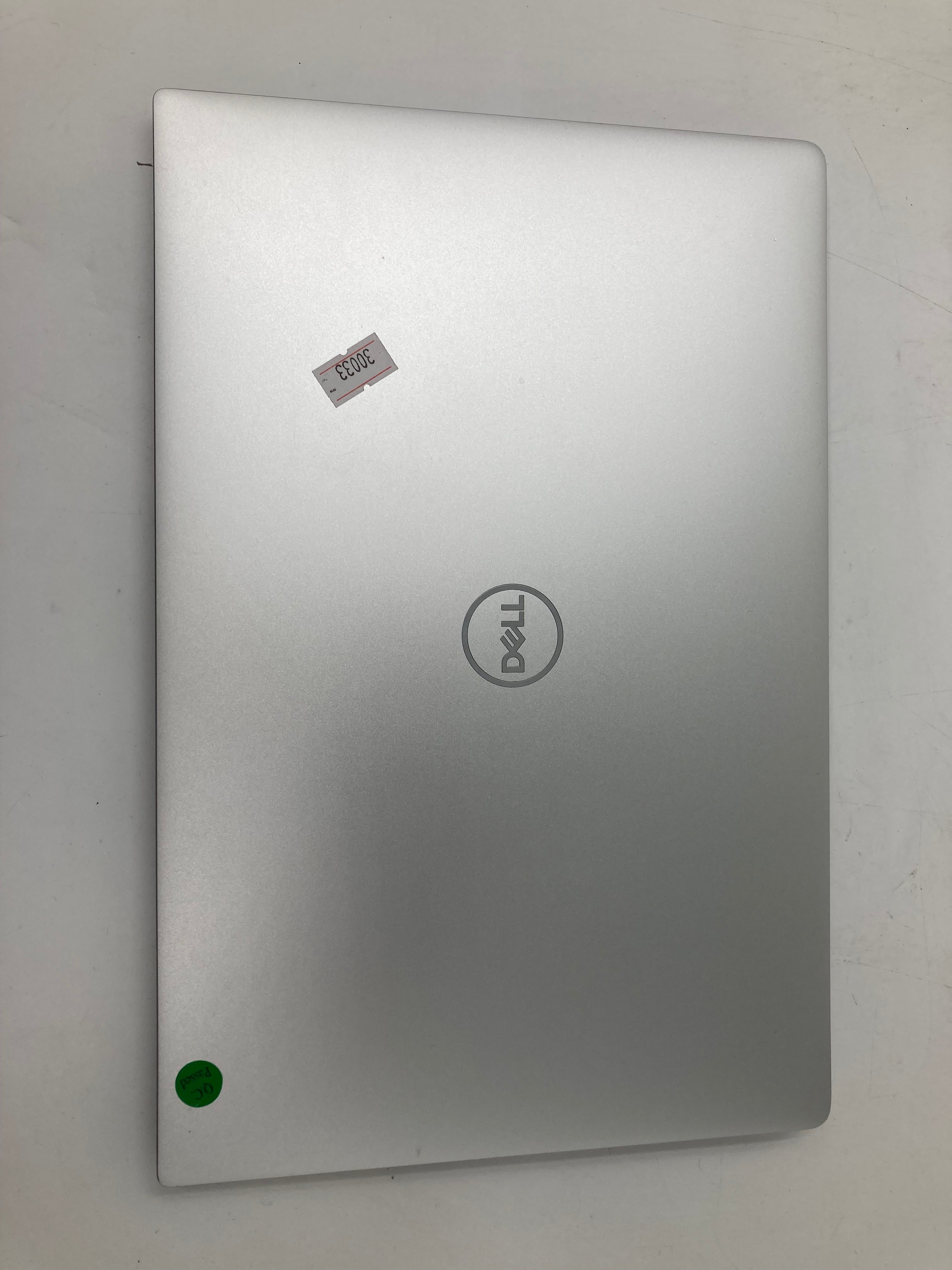 Dell XPS 13 7390 top lid view of dell logo