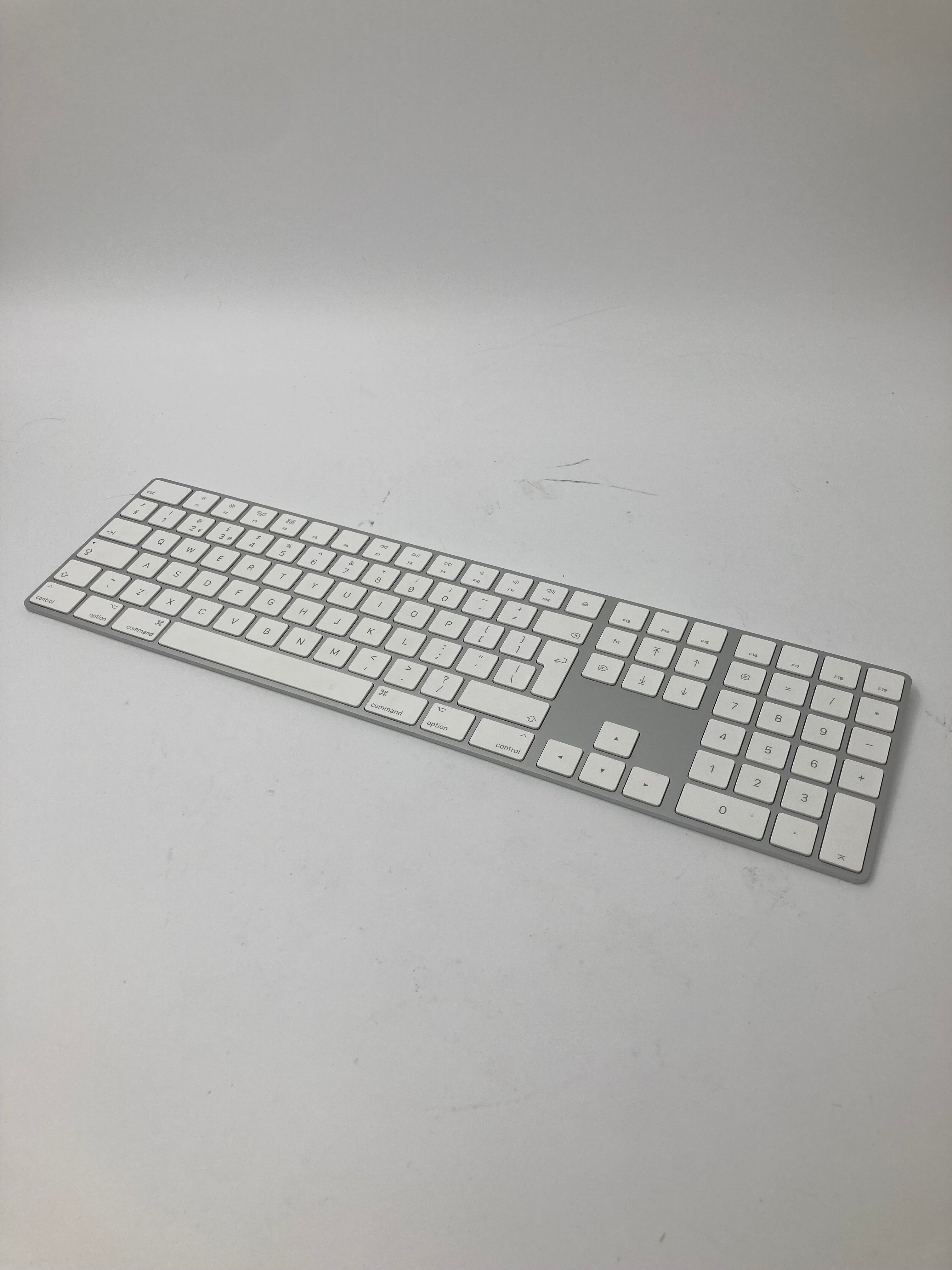 Batch of 10 Apple Magic Keyboard (8 A1843, 2 A2520) 2 With Touch ID QWERTY/UK