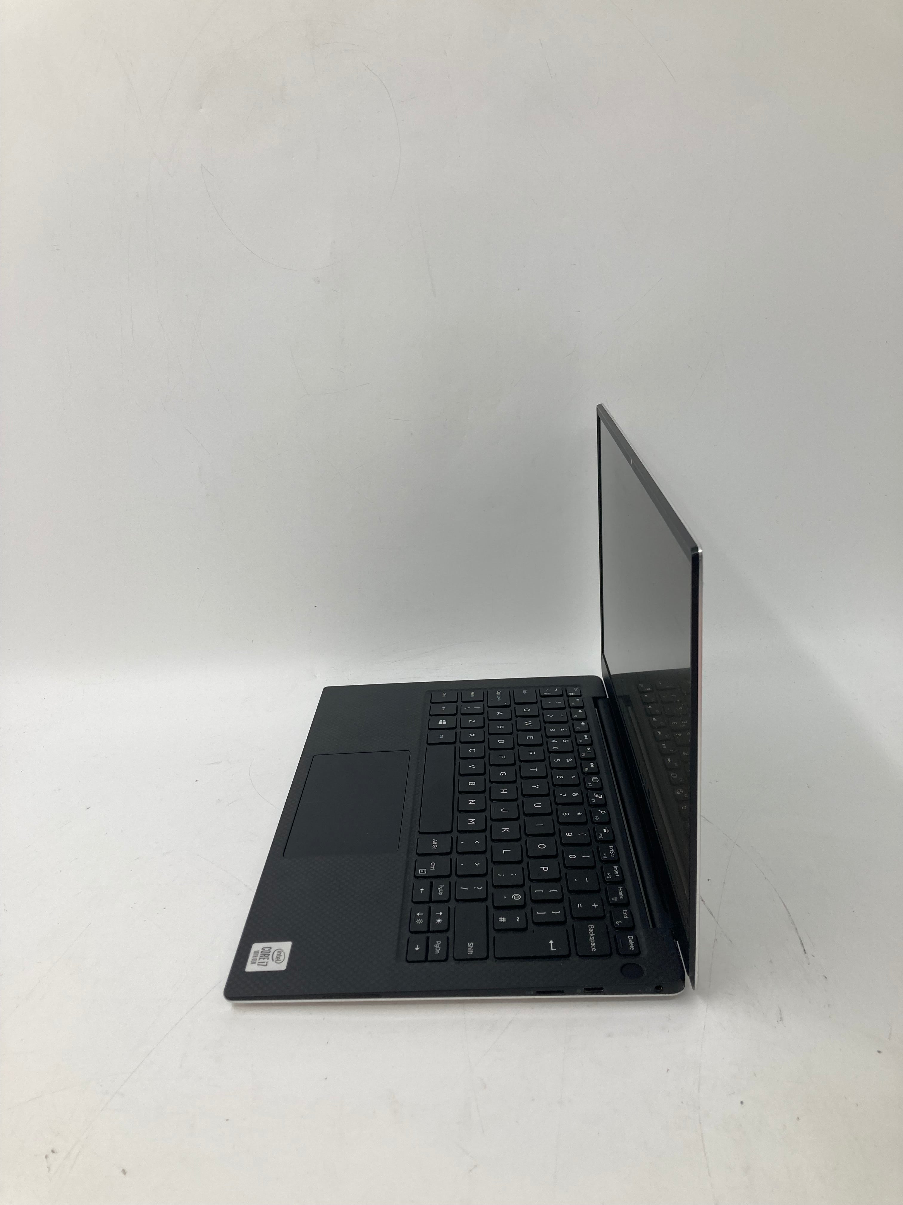 DELL XPS 13 7390, SIDE VIEW, USB-C SLOT, SD CARD SLOT, HEADPHONE SLOT