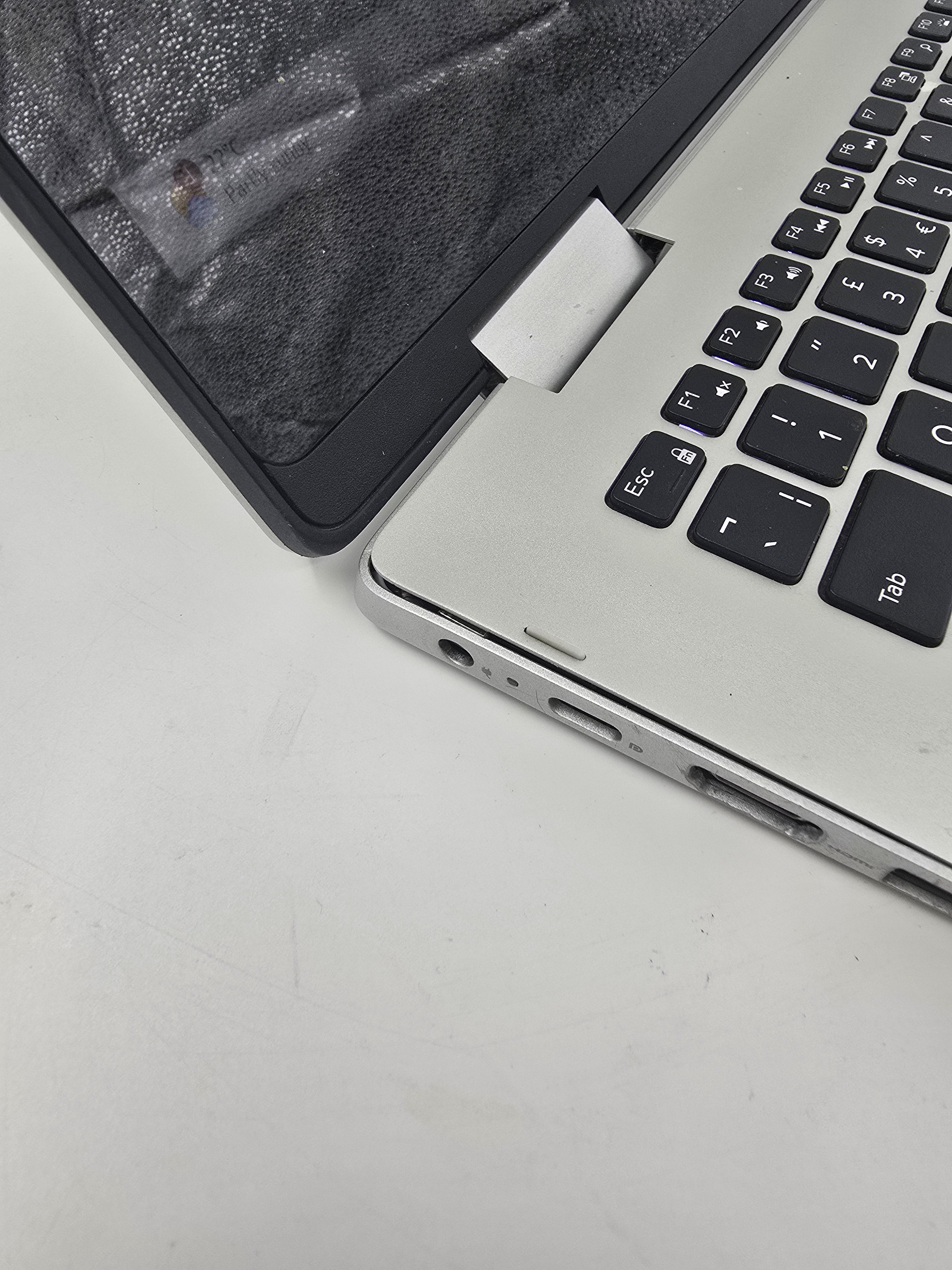 Dell Inspiron 5482 14" TouchScreen i5 8th Gen 8GB RAM 256GB SSD W11