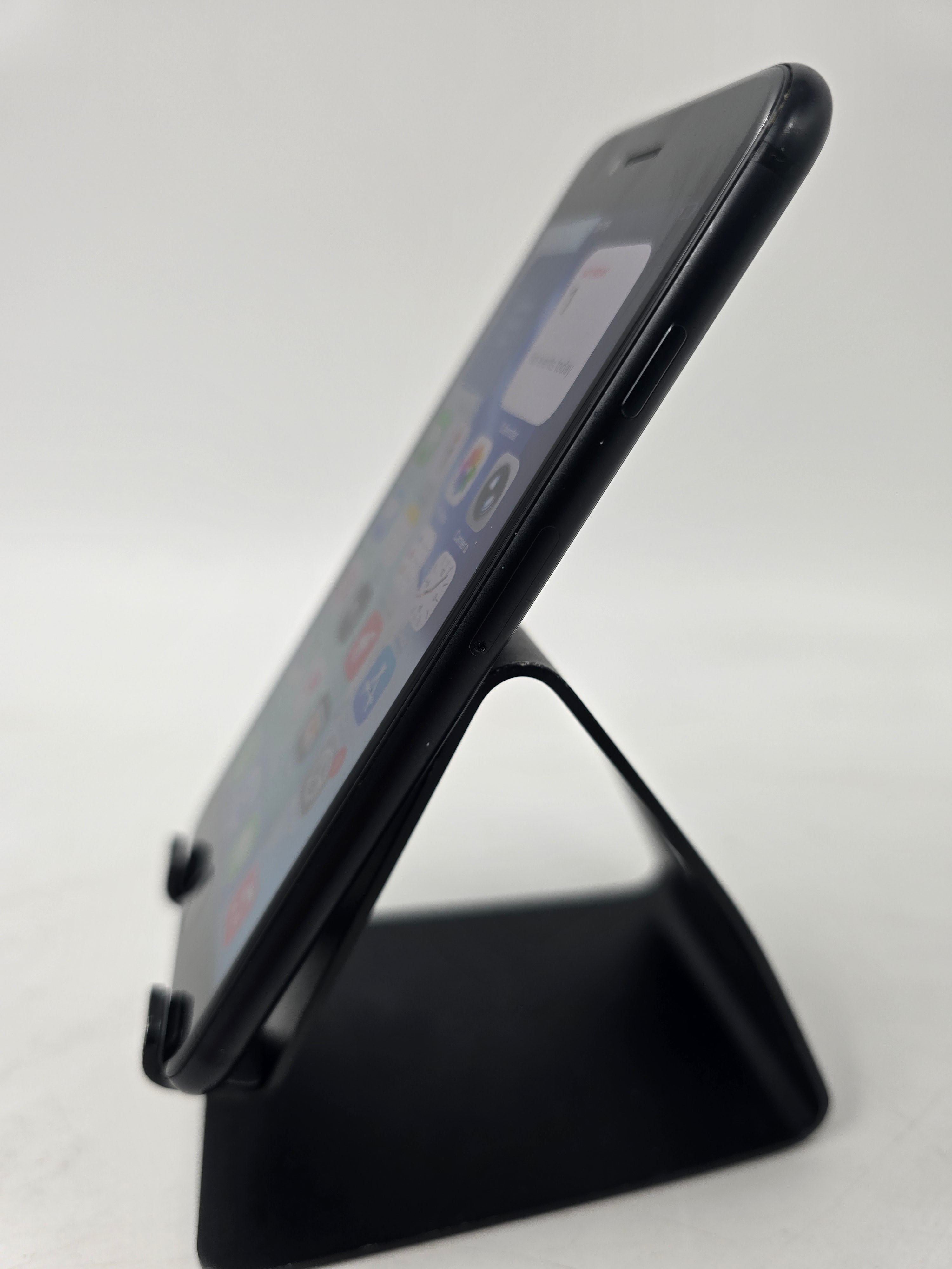 Apple iPhone SE 2nd Gen 2020 64GB Storage 4.7" Screen 81% Battery Unlocked